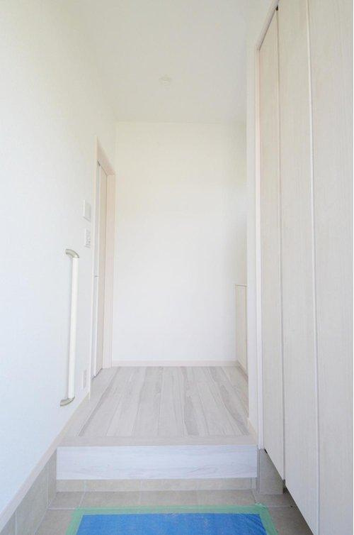 八幡東2丁目の玄関|玄関には大容量のシューズボックスと土間収納があります