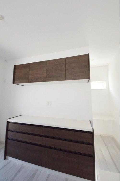 八幡東2丁目の収納|大容量のカップボードが標準装備！キッチン周りの収納スペースもしっかり確保されています。