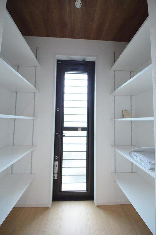 可部東4丁目の収納|キッチン奥に広いパントリースペースがあります