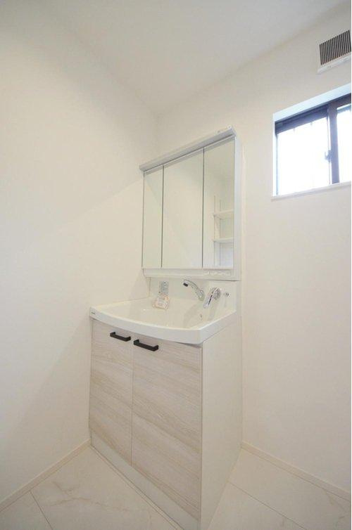 可部東4丁目の洗面所|清潔感あふれるシャワー付洗面台と洗面室。余裕のスペース。窓もあり明るく通気も良いです