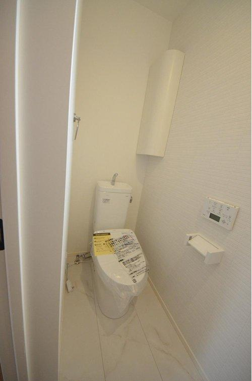 可部東4丁目のトイレ|窓のある明るいトイレ。勿論ウォシュレット付です。収納スペースもあります。