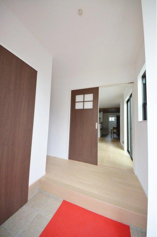 可部東4丁目の玄関|玄関は大容量のシューズクローク付。玄関周りの収納スペースもしっかり確保されています。