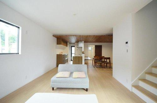 可部東4丁目の居間・リビング|明るく窓の多いリビング空間。オープンタイプの対面式キッチンでリビングが隅まで見渡せます。キッチンにいながら小さなお子様にも目が届き安心です。