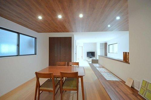 可部東4丁目の居間・リビング|明るく窓の多いリビング空間。オープンタイプの対面式キッチンでリビングが隅まで見渡せます。キッチンにいながら小さなお子様にも目が届き安心です。