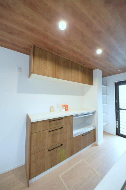 可部東4丁目の収納|大容量のカップボードが標準装備！キッチン周りの収納スペースもしっかり確保されています。