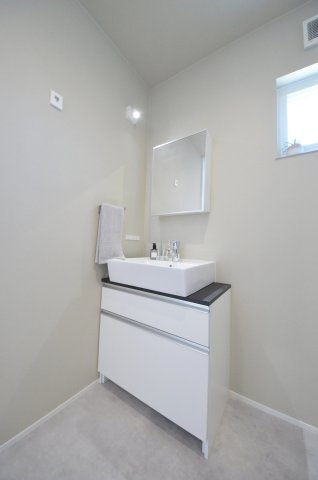 府中町八幡一丁目の独立洗面台|清潔感あふれるシャワー付洗面台と洗面室。余裕のスペース。窓もあり明るく通気も良いです