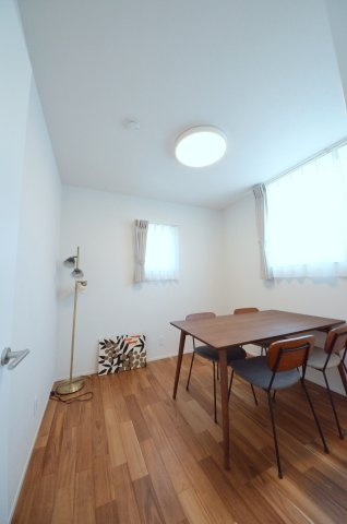 府中町八幡一丁目の洋室