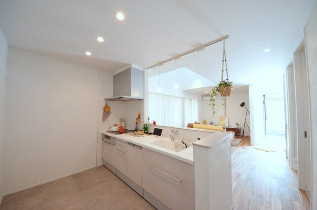 府中町八幡一丁目のキッチン|吹き抜けのある広く明るいリビング空間。オープンタイプの対面式キッチンでリビングが隅まで見渡せます。キッチンにいながら小さなお子様にも目が届き安心です。