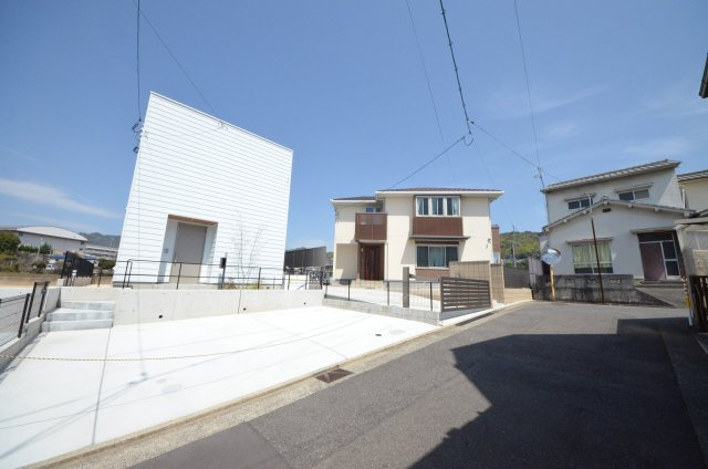 府中町八幡一丁目の前面道路含む現地写真|前面道路は交通量が少なく駐車楽々です