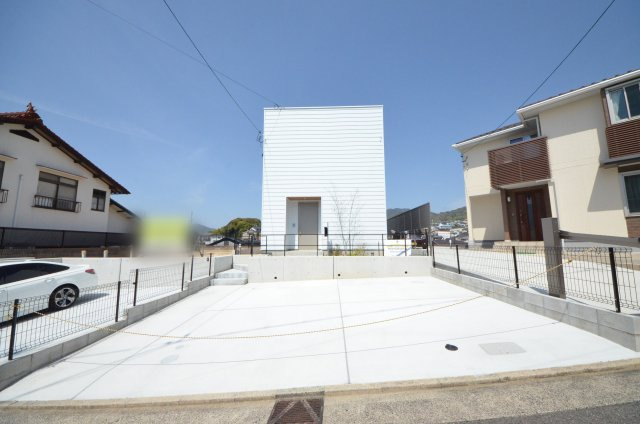 府中町八幡一丁目の外観|敷地広々45坪
駐車は並列3台可能です