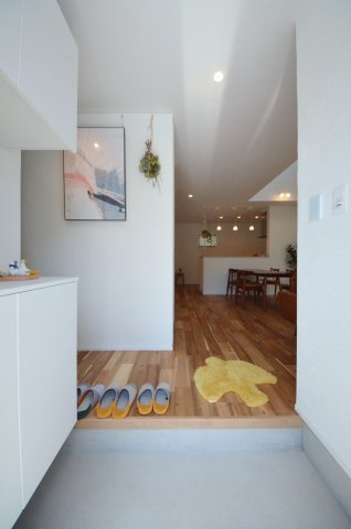 府中町八幡一丁目の玄関|玄関には大容量のシューズボック有
玄関周りの収納も充実しています