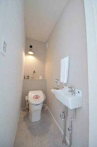 府中町八幡一丁目のトイレ|お洒落な照明付きトイレ
タンクレスタイプです