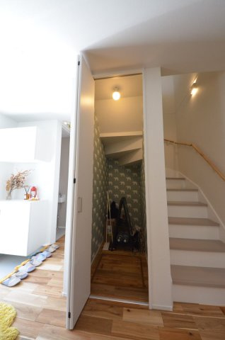 府中町八幡一丁目の収納|リビングに大容量の収納スペースがあります