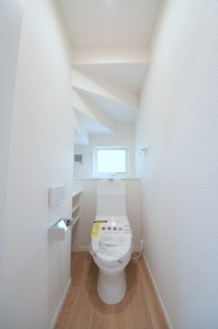 古江東町のトイレ|窓のある明るいトイレ。勿論ウォシュレット付です。