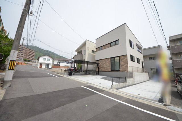 古江東町の前面道路含む現地写真|前面道路は交通量が少ない為駐車楽々。
駐車は3台可能です。