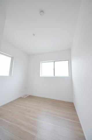 古江東町の洋室|洗面所に収納スペースがあります