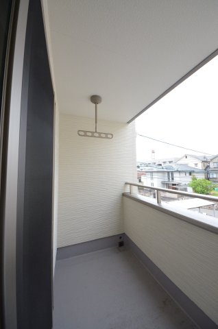 古江東町のバルコニー|バルコニーは屋根があるので急な雨でも安心です