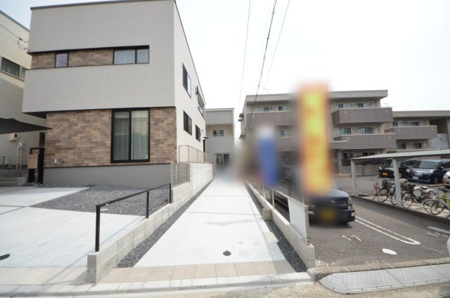 古江東町の前面道路含む現地写真|駐車は縦列二台可能です