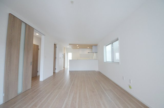 古江東町の居間・リビング|南西向きの広く明るいリビング空間。オープンタイプの対面式キッチンでリビングが隅まで見渡せます。キッチンにいながら小さなお子様にも目が届き安心です。