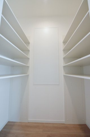 古江東町の収納|キッチンに大容量のパントリースペースがあります