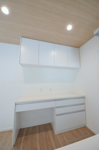 古江東町の収納|大容量のカップボードが標準装備。パントリースペースもあり、キッチン周りの収納もしっかり確保されています。