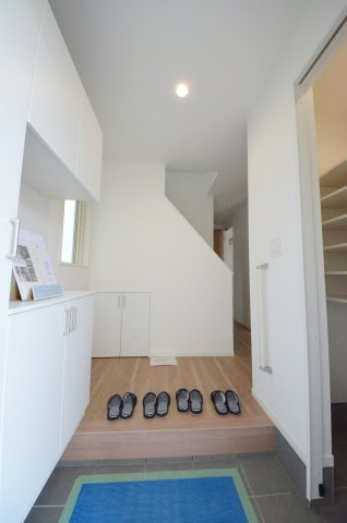 古江東町の玄関|玄関には大容量のシューズボックスがあります