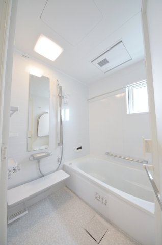 古江東町の浴室|人気の換気乾燥暖房機付き。１坪タイプの大きなバスルームなので足を伸ばしてゆっくり湯船につかることができます