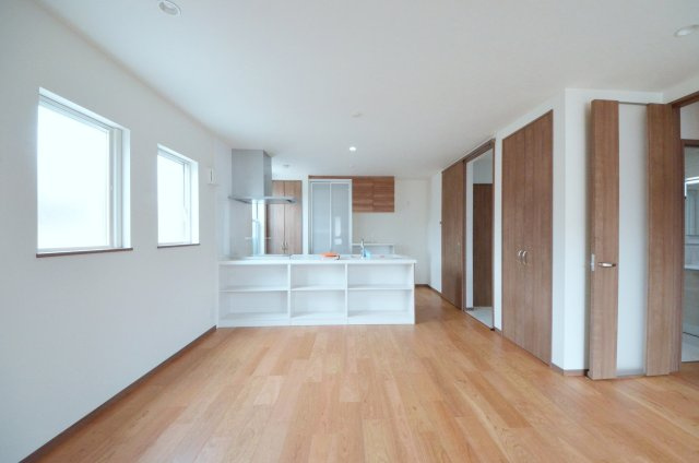 東原三丁目の居間・リビング|東南西向きの広く明るいリビング空間。オープンタイプの対面式キッチンでリビングが隅まで見渡せます。キッチンにいながら小さなお子様にも目が届き安心です。