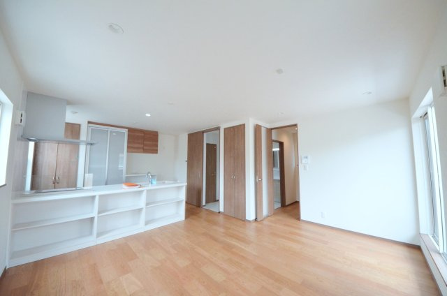 東原三丁目の居間・リビング|東南西向きの広く明るいリビング空間。オープンタイプの対面式キッチンでリビングが隅まで見渡せます。キッチンにいながら小さなお子様にも目が届き安心です。