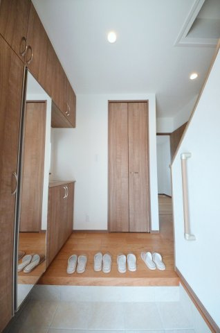 東原三丁目の玄関|玄関には大容量のシューズボックスがあります