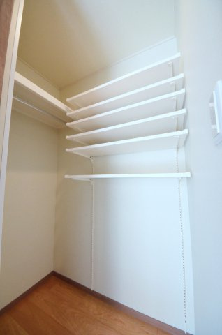 東原三丁目の収納|廊下にも収納スペースがあります