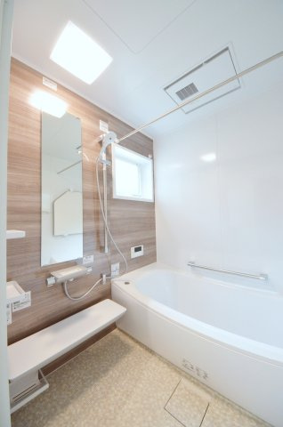 仁保四丁目の浴室|人気の換気乾燥暖房機付き。
１坪タイプの大きなバスルームなので足を伸ばしてゆっくり湯船につかることができます