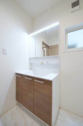 仁保四丁目の洗面所|清潔感あふれるシャワー付洗面台と洗面室。余裕のスペース。窓もあり明るく通気も良いです