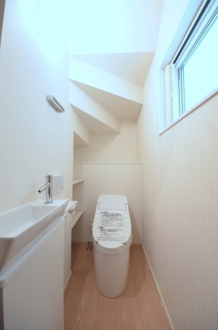 仁保四丁目のトイレ|窓のある明るいトイレ
勿論ウォシュレット付きです