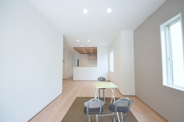 仁保四丁目の居間・リビング|南向きの広く明るいリビング空間。オープンタイプの対面式キッチンでリビングが隅まで見渡せます。キッチンにいながら小さなお子様にも目が届き安心です。