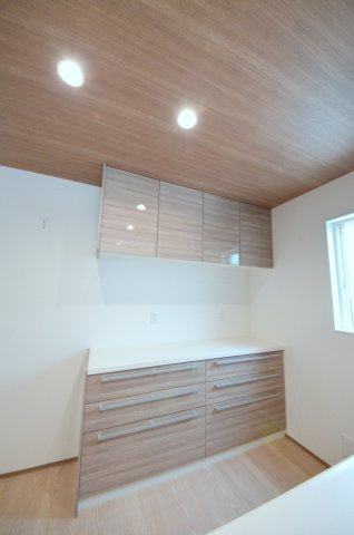 仁保四丁目の収納|大容量のカップボードが標準装備。パントリースペースもあり、キッチン周りの収納もしっかり確保されています。