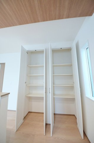 仁保四丁目の収納|キッチンに大容量のパントリースペースがあります