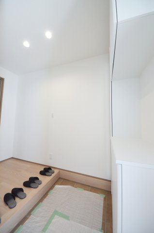 仁保四丁目の玄関|玄関には大容量のシューズボック有
玄関周りの収納も充実しています