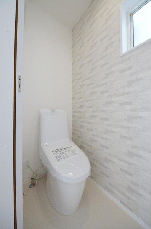 真亀5丁目のトイレ|窓のある明るいトイレ
勿論ウォシュレット付きです