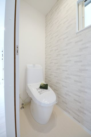 真亀5丁目のトイレ|窓のある明るいトイレ
勿論ウォシュレット付きです