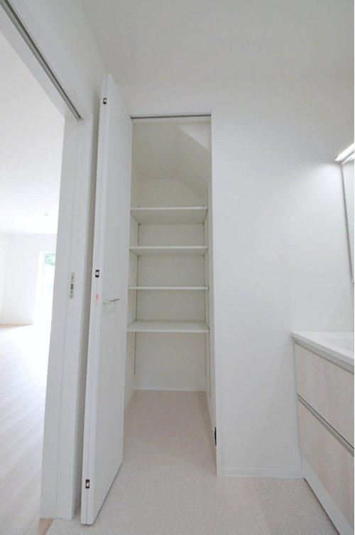 真亀5丁目の洗面所|洗面所にも収納スペースがあります