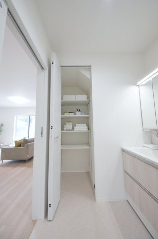 真亀5丁目の洗面所|洗面所にも収納スペースがあります