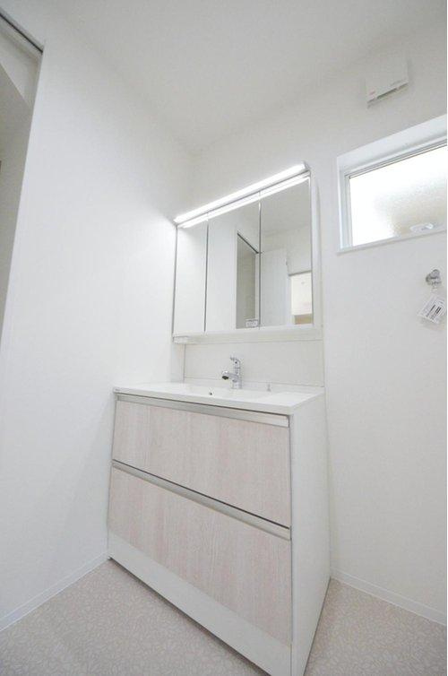 真亀5丁目の洗面所|清潔感あふれるシャワー付洗面台と洗面室。余裕のスペース。窓もあり明るく通気も良いです