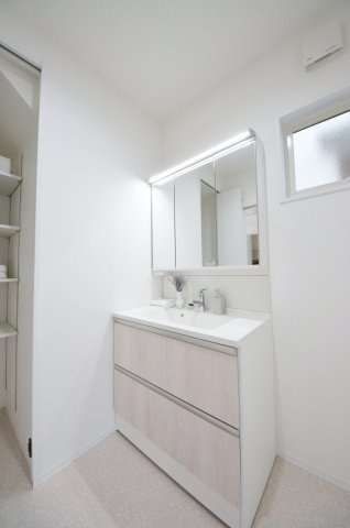 真亀5丁目の洗面所|清潔感あふれるシャワー付洗面台と洗面室。余裕のスペース。窓もあり明るく通気も良いです