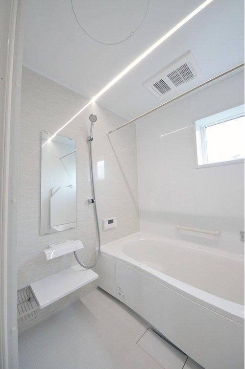 真亀5丁目の浴室|人気の換気乾燥暖房機付き。１坪タイプの大きなバスルームなので足を伸ばしてゆっくり湯船につかることができます