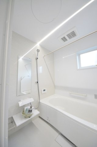 真亀5丁目の浴室|人気の換気乾燥暖房機付き。１坪タイプの大きなバスルームなので足を伸ばしてゆっくり湯船につかることができます