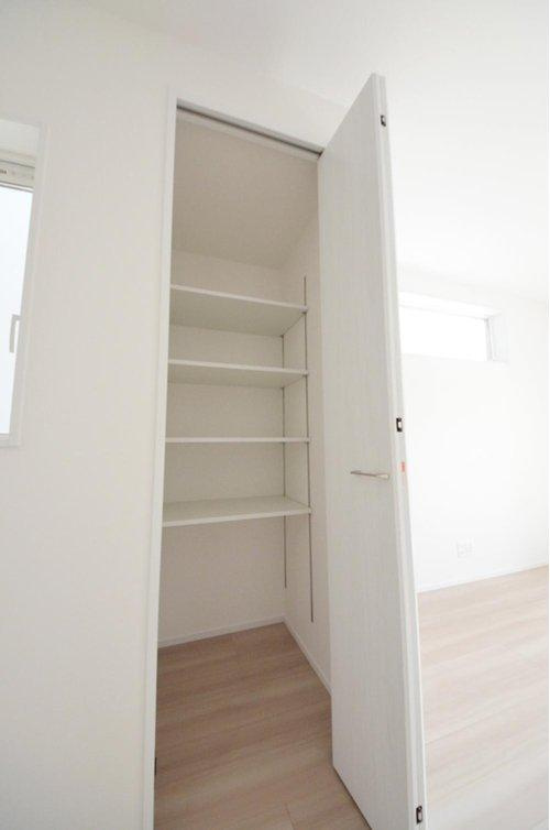 真亀5丁目の収納|リビングに収納スペースがあります