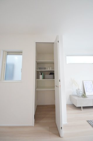 真亀5丁目の収納|リビングに収納スペースがあります