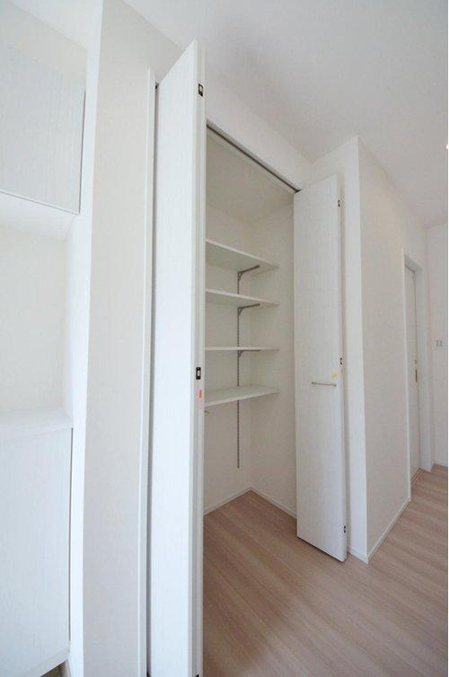 真亀5丁目の収納|玄関に大容量の収納スペースがあります