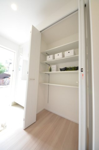 真亀5丁目の収納|玄関に大容量の収納スペースがあります